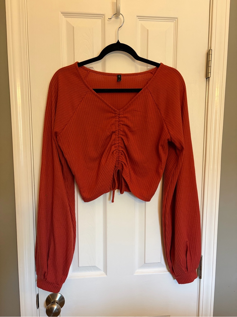 Womens Rust Ruched Long-Sleeve Crop Top